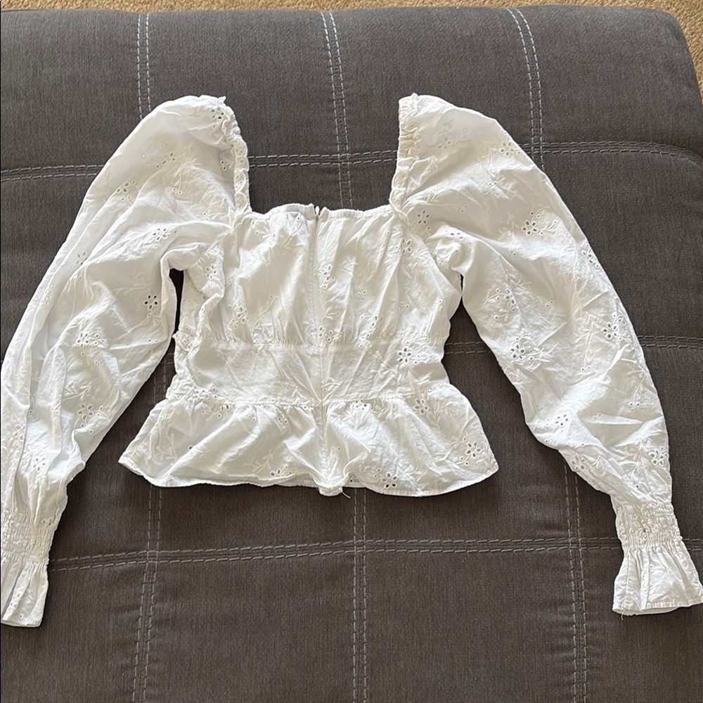 Divided Cream Blouse with Bishop Sleeves and Ruffled Peplum. XS - Picture 7 of 8